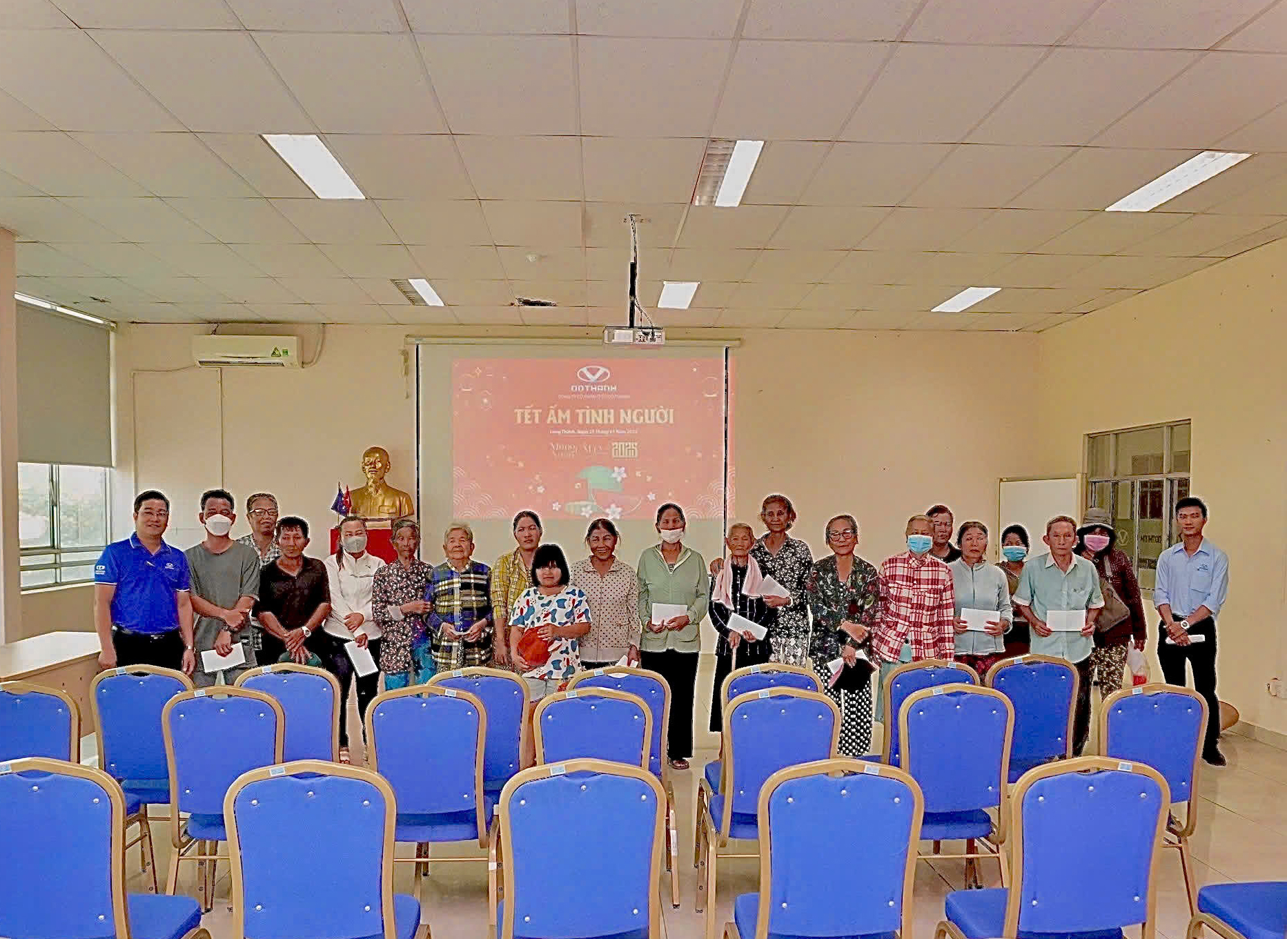 Chương trình “Tết Ấm Tình Người” 2025 | DOTHANH AUTO tặng 30 suất quà Tết cho hộ nghèo ấp Đất Mới