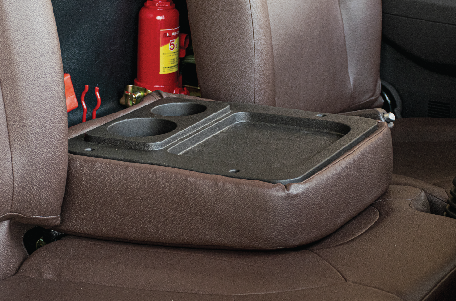 Ghế giữa gập xuống thành khay đựng đồ