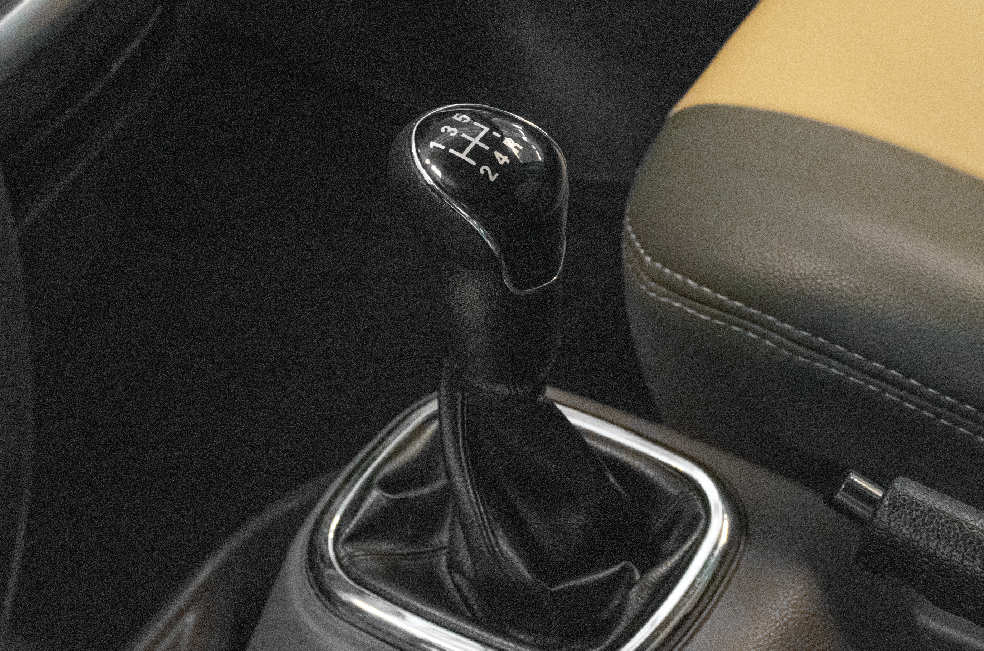 Cần số sàn: 5 tiến 1 lùi