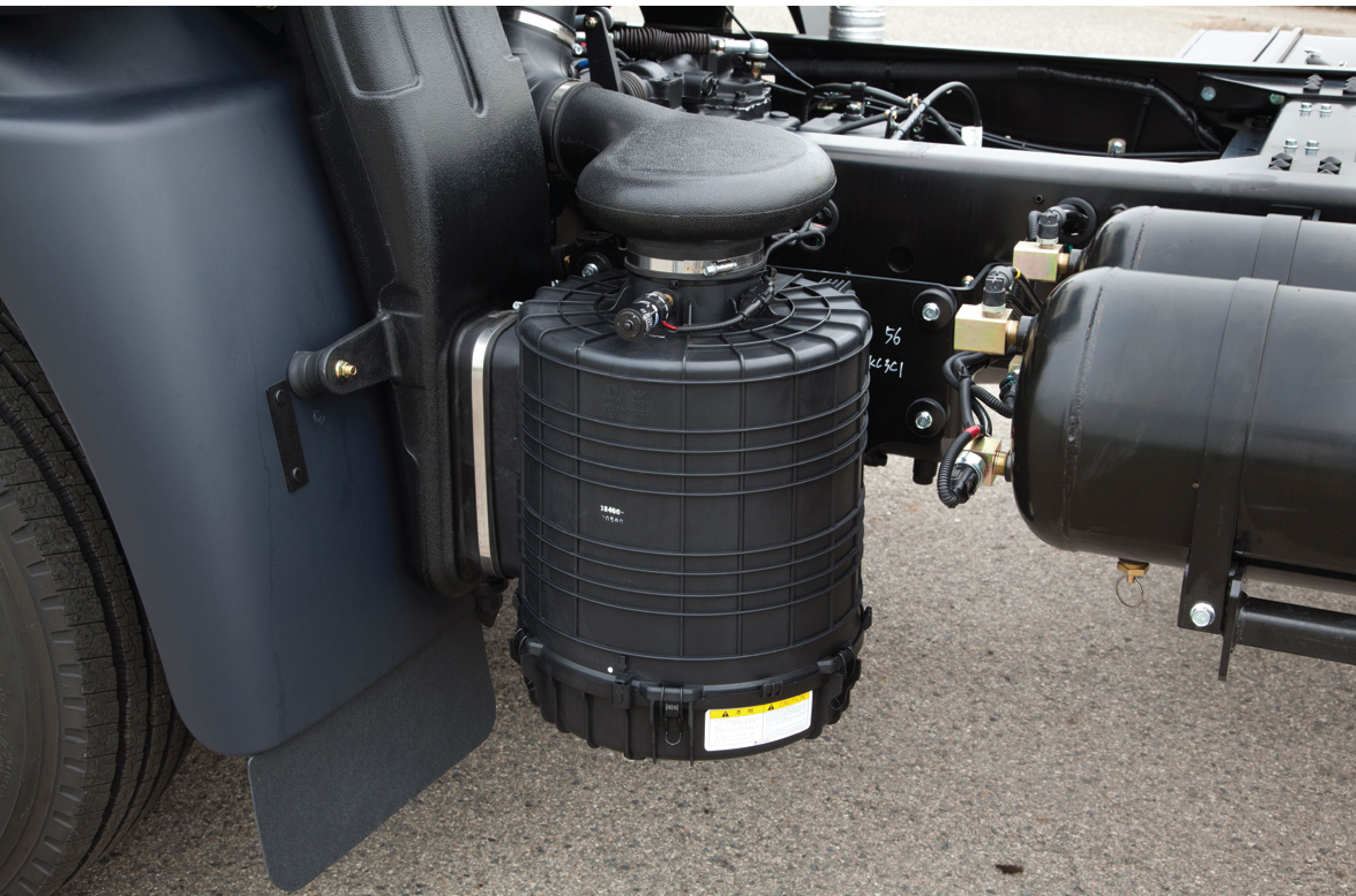 Lọc gió lắp ở hông xe thuận tiện